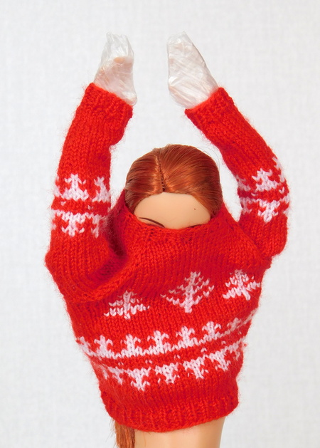 Как надеть на куклу свитер без застёжки