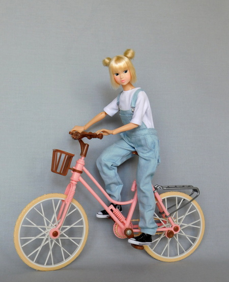 Кукла Momoko Monchhichi на велосипеде
