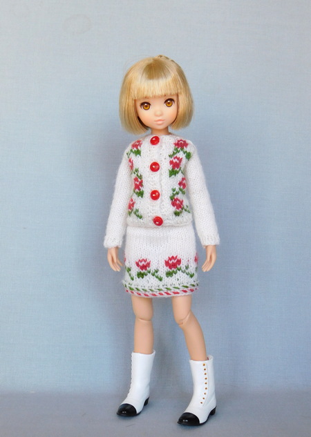примерка вязаной одеждя на куклу руруко