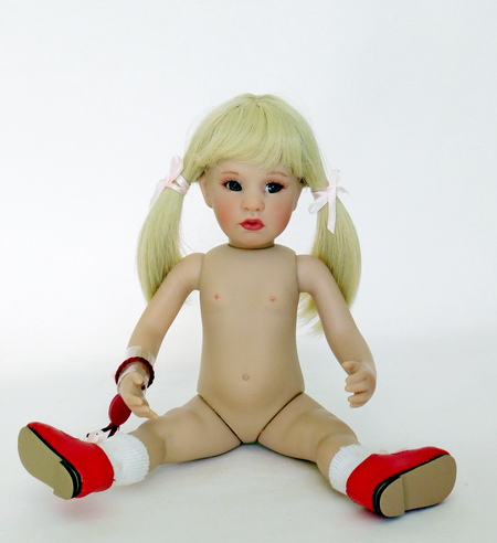 как сидит кукла от Баетрис Перини Готц