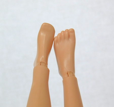 чем отличаются ноги кукол Creatable world и Barbie