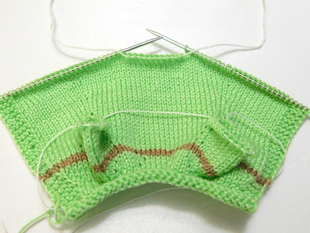 Как связать свитер с закруглением на спинке