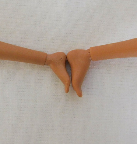 сравнение размера ноги кукол Барби