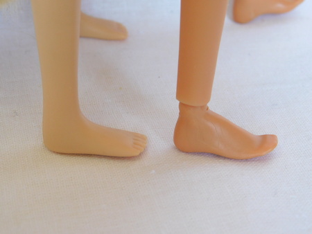 Сравнение ног куклы Рапунцель Дисней и Барби