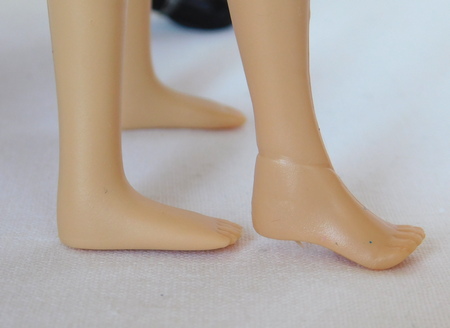 Сравнение ног кукол Рапунцель и Алисы Дисней