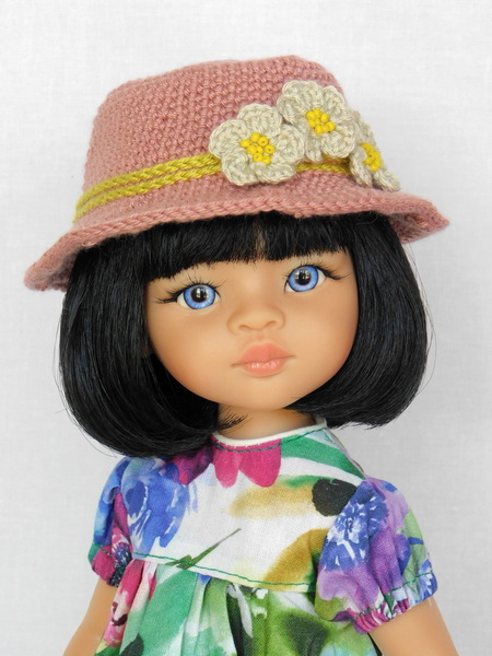 Кукла Паола Рейна в вязаной шляпе