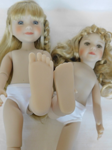 Сравнение размера ноги кукол Руби Ред и мини Мару