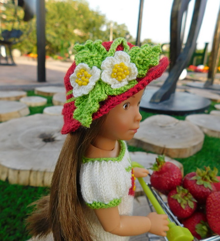 Шляпка для кукол с цветами и листьями