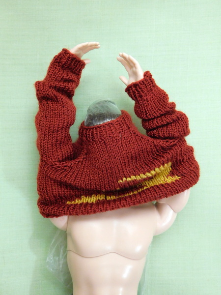 свитер для куклы одевается через голову
