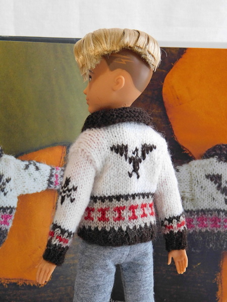 Жаккард на спине вязаного жакета для куклы