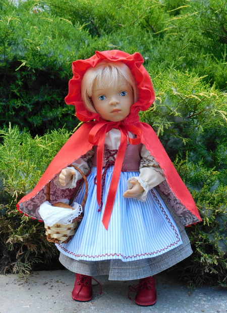 кукла в наряде Красной Шапочки