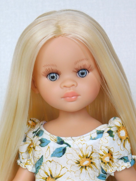 белокожая кукла Паола Рейна с молдом Норы и платиновыми волосами