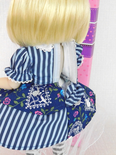 Как застёгивается платье куклы Алисы Руби Ред