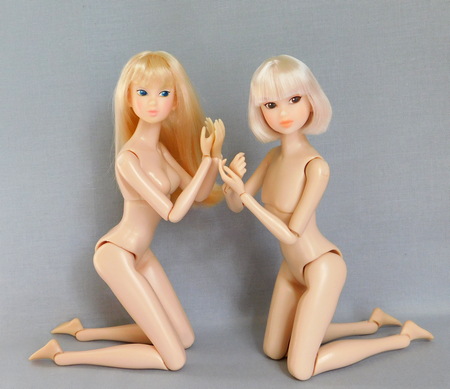 Сравнение тел кукол Момоко стандартного и подросткового