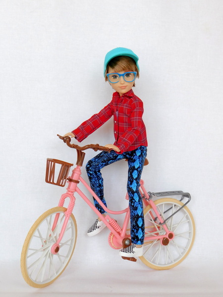 кукла Creatable world на велосипеде