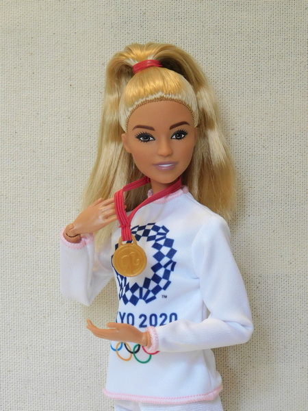 Медаль куклы Барби Олимпийские игры Токио 2020 карате