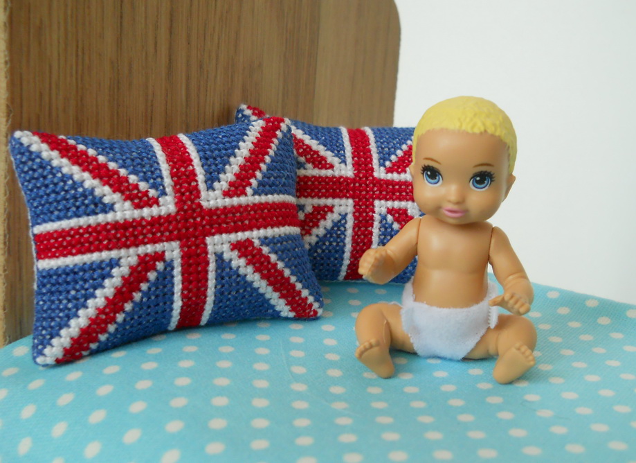 кукла-младенец и кукольные подушки