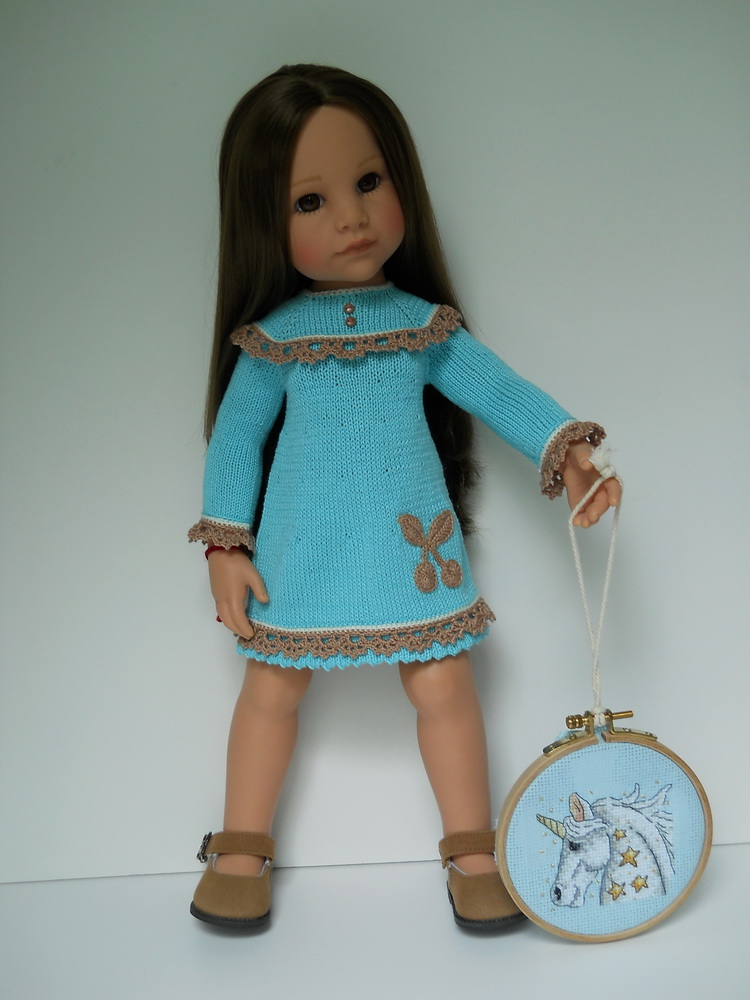 вязаное спицами платье для куклы