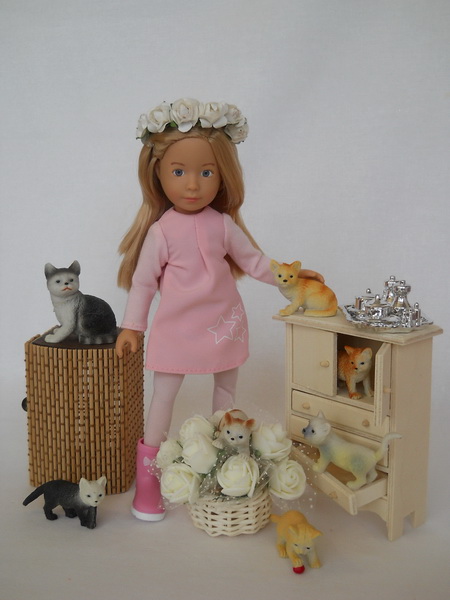 кукла Вера и фигурки кошек