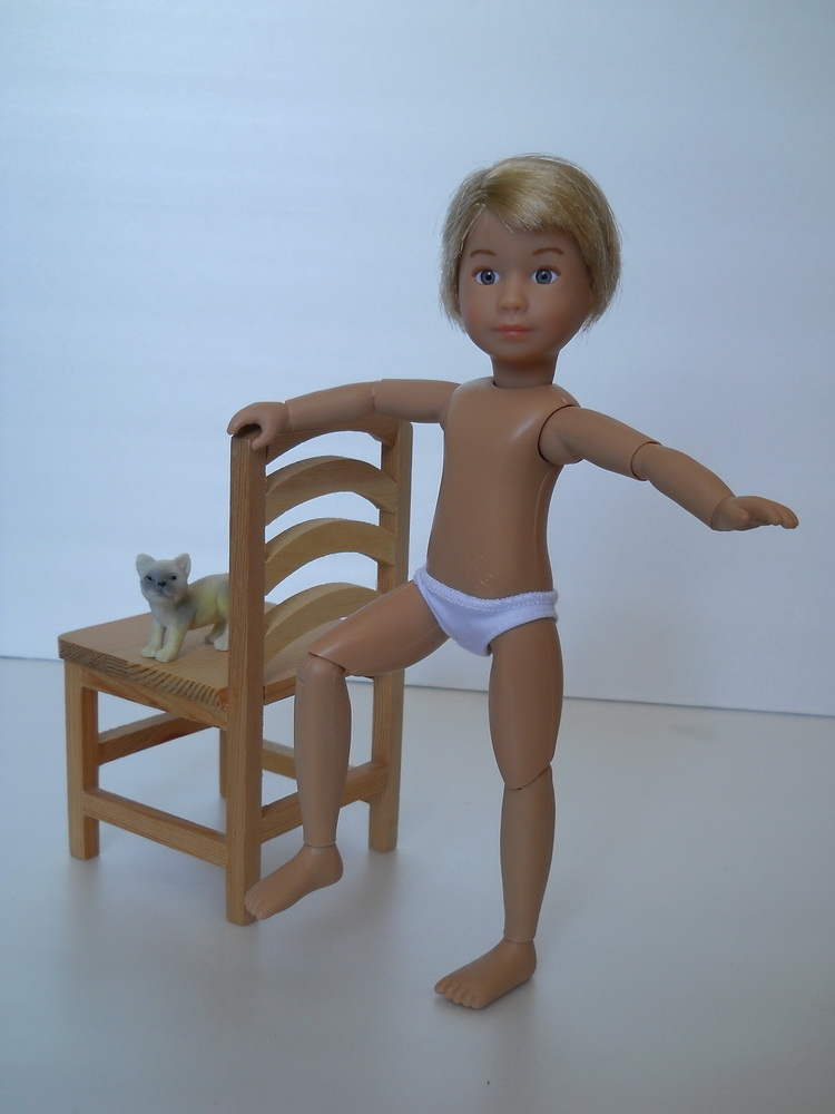 стул для кукол и Майкл Круселингс
