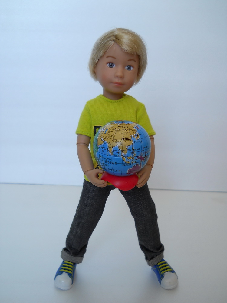точилка в виде глобуса и кукла Michael Kruselings