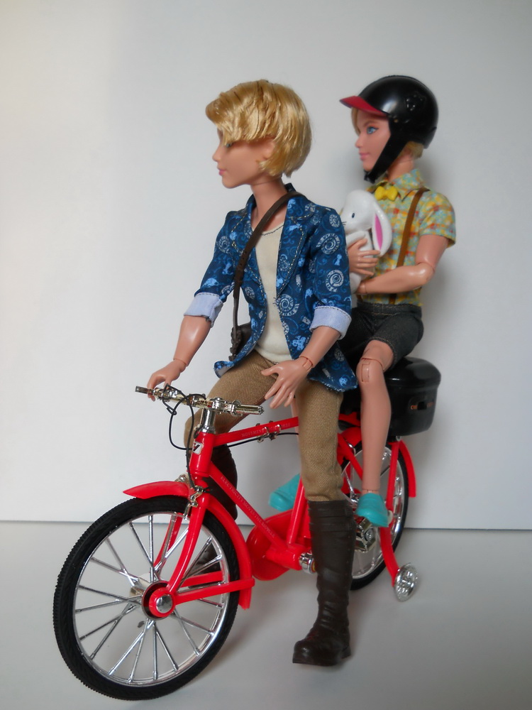 Куклы Эвер Алистар на велосипеде