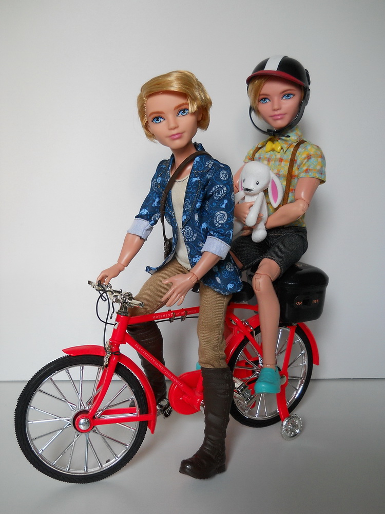 Алистер базовый и из сета с Банни с велосипедом