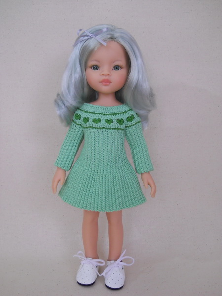 кукла Маника с цветными волосами Паола Рейна в вязаном платье с сердечками
