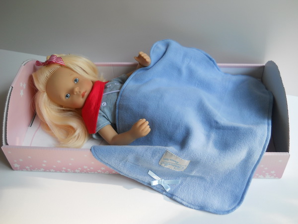 кукла Минуш в кроватке