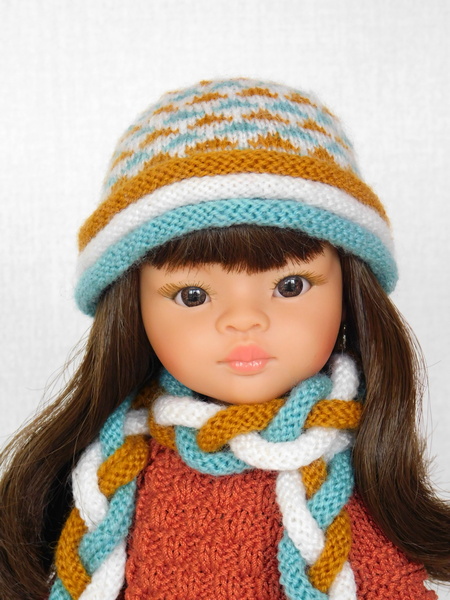 Комплект для куклы из шапки и шарфа