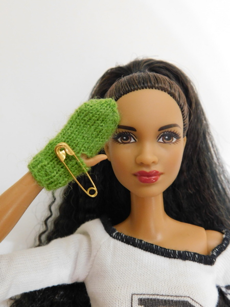 Вязание варежек для куклы Барби